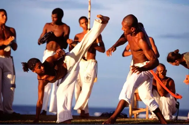 A energia da roda e o som do berimbau fazem parte da minha história